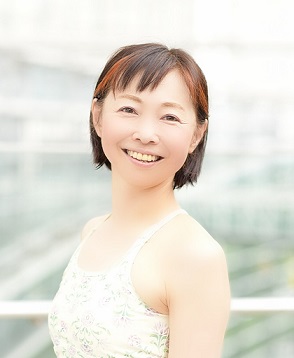 ヨガ講師 さとみゆな プロフィール ヨガの先生を育てる専門家＆リトリート企画＆ヨガ通訳