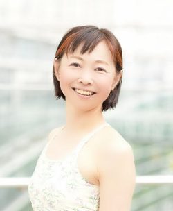 ヨガ講師 さとみゆな プロフィール ヨガの先生を育てる専門家＆リトリート企画＆ヨガ通訳