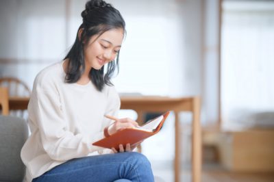 タパスシート書いている女性のイメージ.jpg