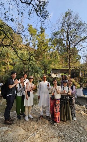 山の中へ滝を見に1