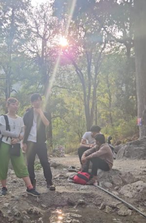 山の中へ滝を見に3