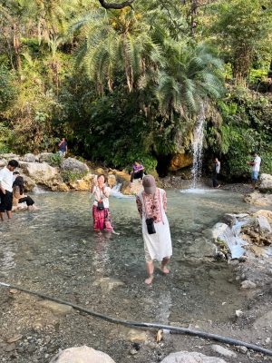 山の中へ滝を見に5